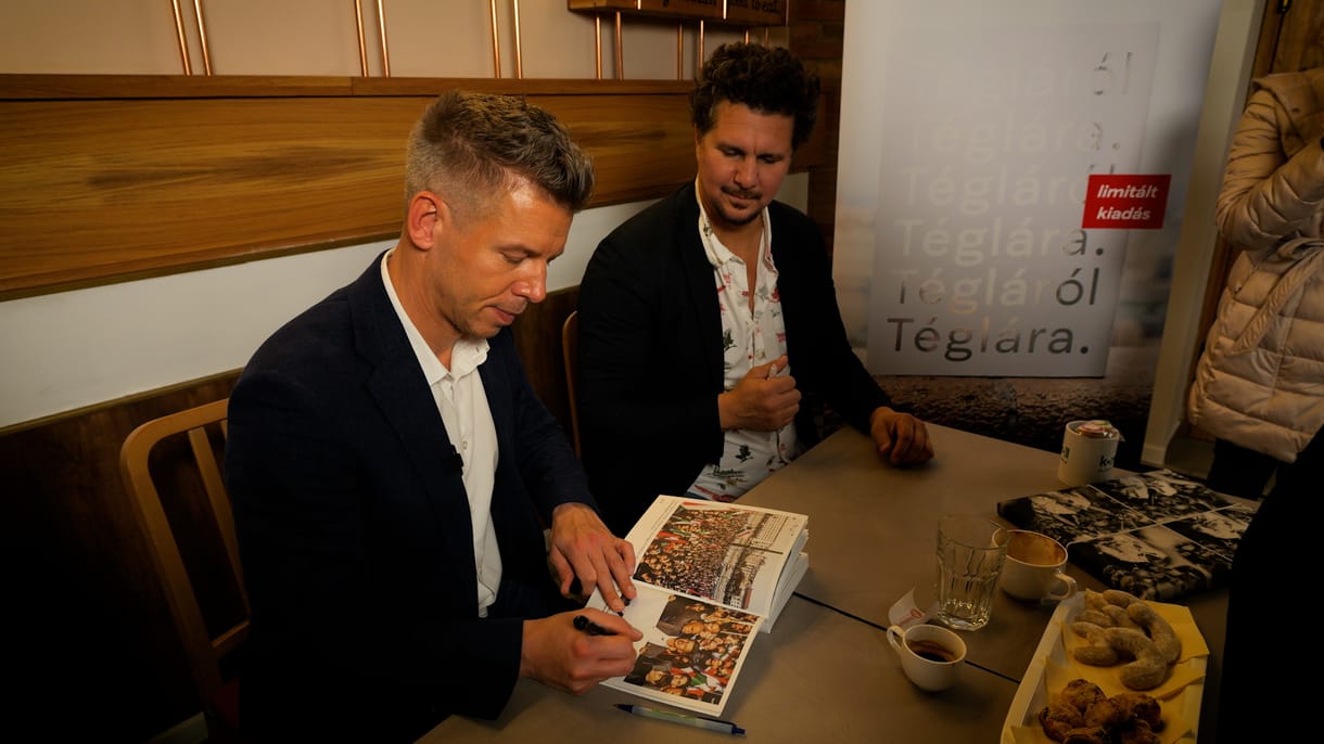 „Menczer Tamásnak csak annyit üzennék: boldog karácsonyt!” – videón Magyar Péter dedikálása
