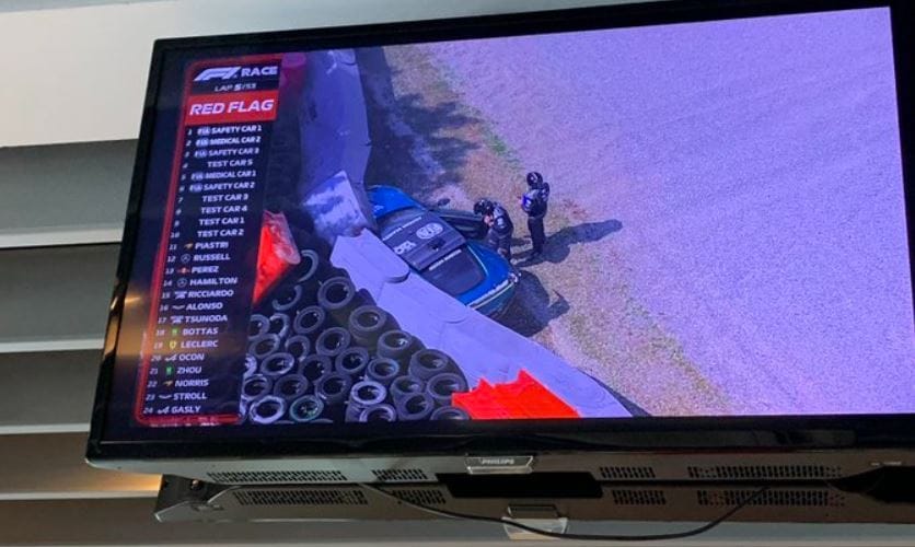 Ritka baleset az F1-ben: összetörték a biztonsági autót