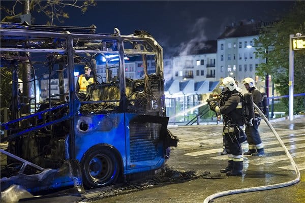 Továbbra is rejtély, miért égett fáklyaként egy új midibusz a Széll Kálmán téren