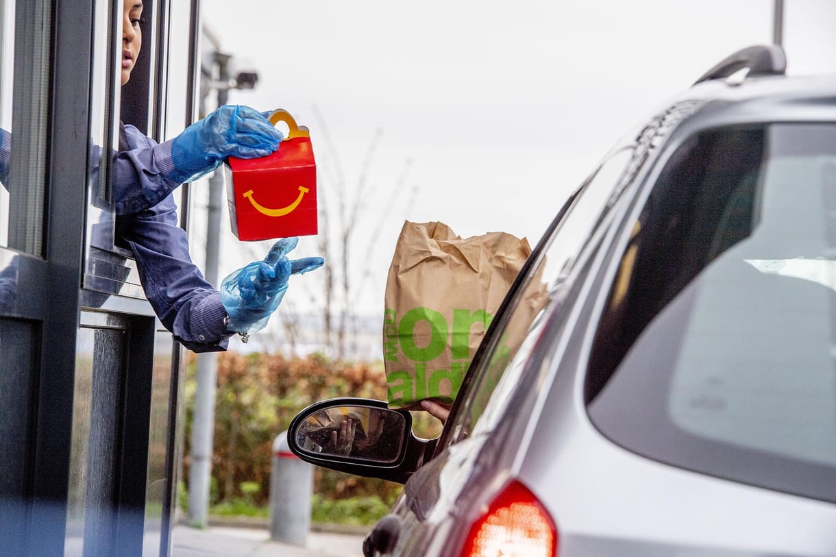 Itt a bizonyíték, hogy a világ nem lesz jobb hely a járvány után: hosszú, tömött sorok az olasz McDrive-oknál