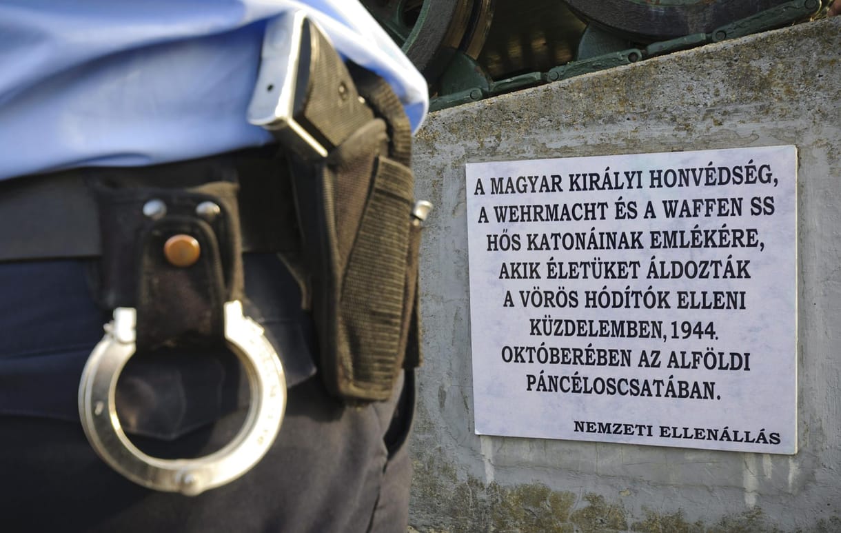 Fotó: SS-re emlékező táblát tettek a hortobágyi páncélos emlékműre