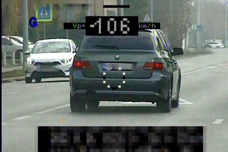 Nemcsak a százas tempó, de más baj is volt egy BMW-ssel Kecskeméten