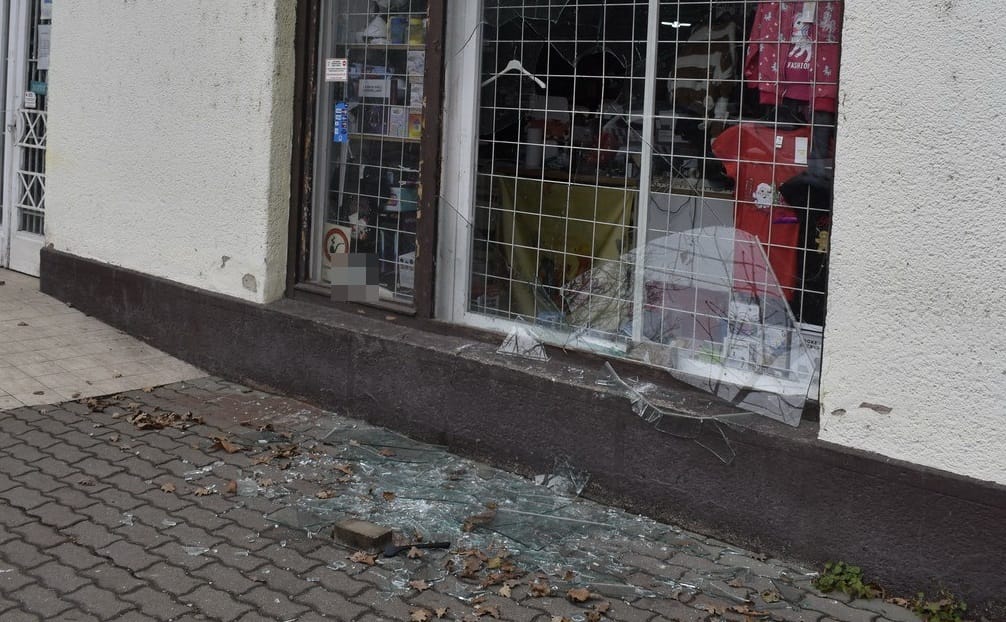 Betört egy kirakatot, majd egy mikulásruhát és gyerekholmikat is ellopott egy kenderesi férfi
