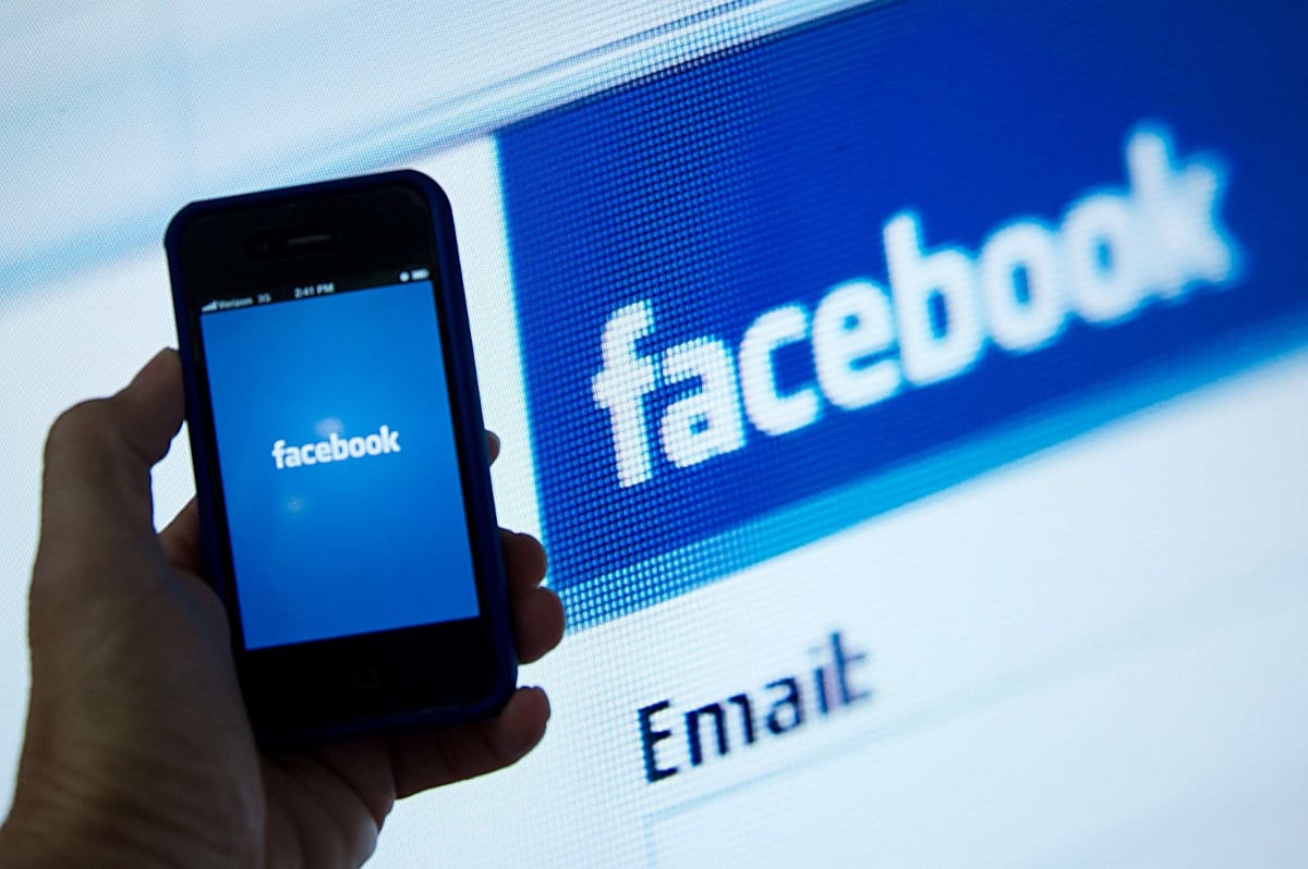 A Facebook letiltotta munkatársai számítógépén a Facebookot
