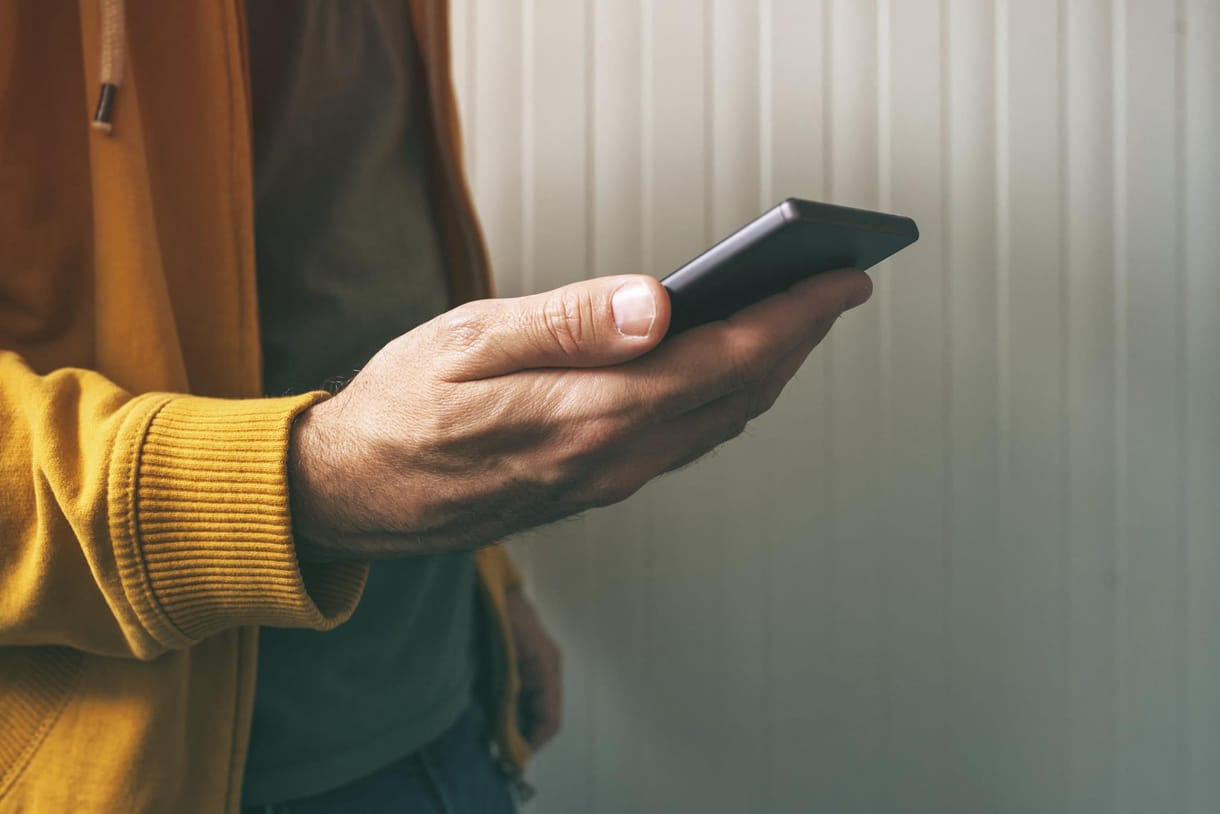 Ez történt: Kihirdette az állam, ki kaphat 20 ezer forintot a mobiljához