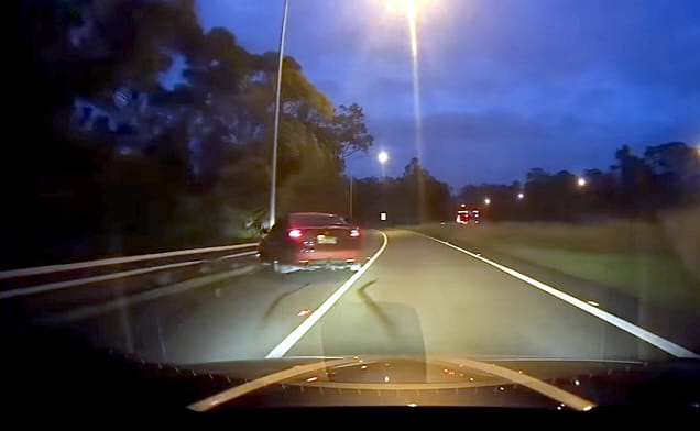 Videó: ha elront egy autópálya-lehajtót azt túl lehet élni, de az ilyen manővert nem biztos