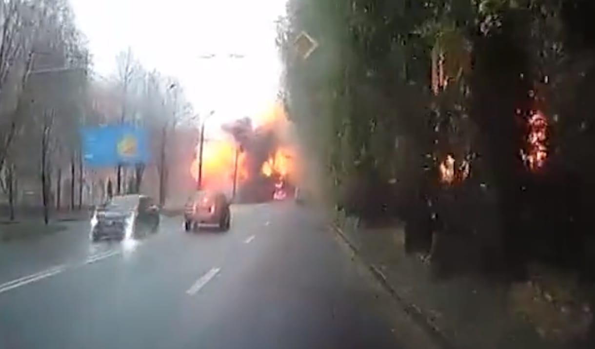 Videón, ahogy egy autó előtt becsapódott egy orosz rakéta Dnyipróban