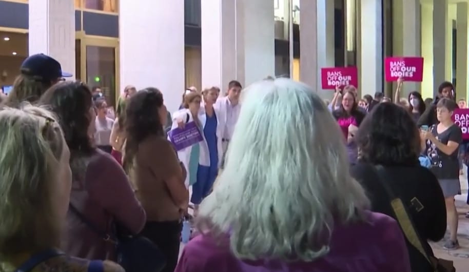 Észak-Karolinában is szigorítják az abortusztörvényt, felülbírálták a kormányzót