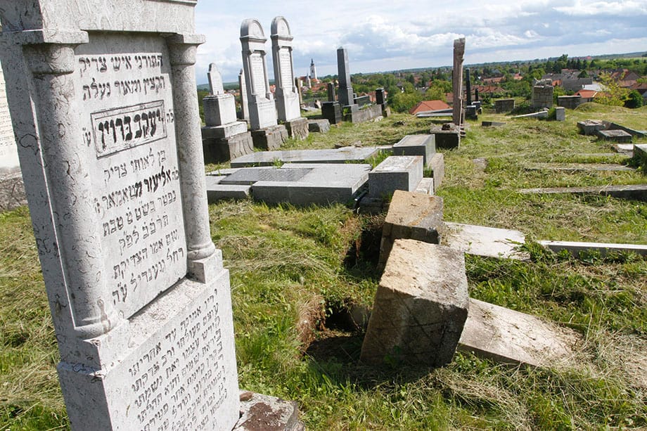 Vandálok pusztítottak a szikszói zsidó temetőben
