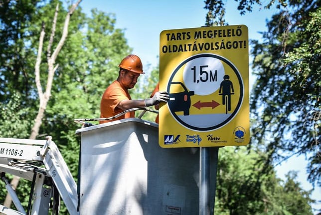 1,5 méter – új táblákat rak az utak mellé a közútkezelő