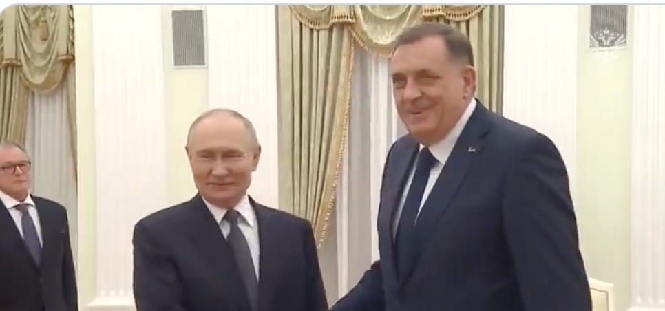 Putyin széles mosollyal fogadta Orbán körözött szövetségesét, Milorad Dodikot – videó