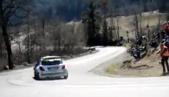 Ennek a srácnak egy sportkipufogó szorult a torkába - videó