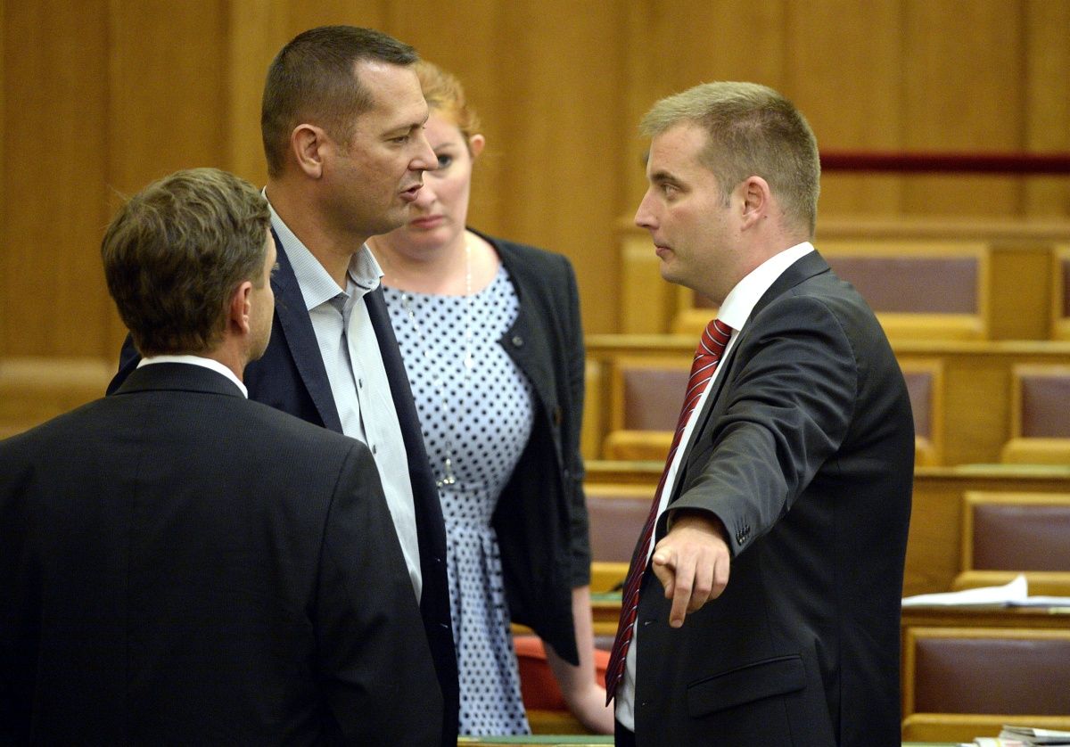 A parlamentben is tárgyalják a HM fegyvereladási ügyét