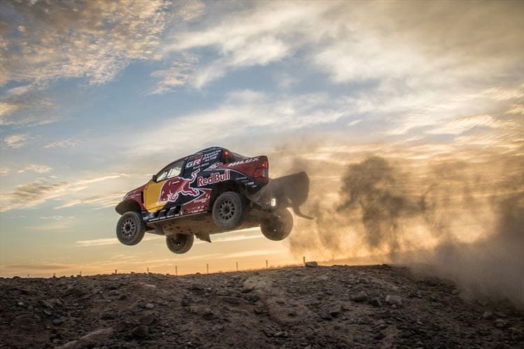 Ilyen Toyota Hiluxok fognak repkedni a következő Dakar ralin