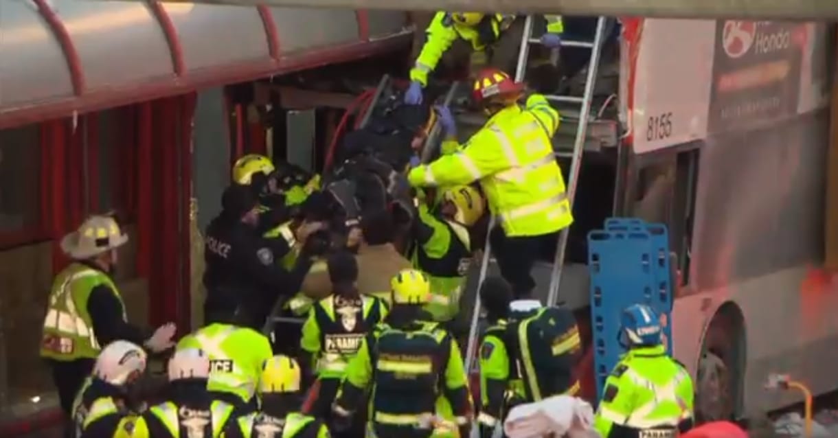 Belehajtott a megállóba egy emeletes busz Ottawában, legalább négy halott