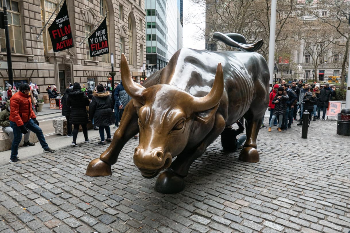 Horogkeresztet mázoltak a New York-i városházára és a Wall Street bikaszobrára