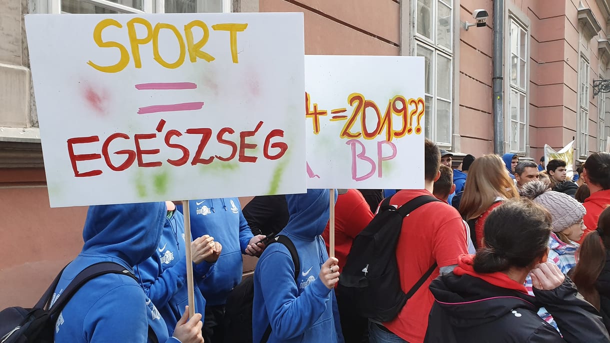 Atléták tüntettek a Városházánál a közgyűlés előtt – fotók