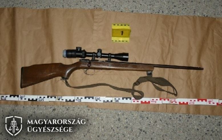 Távcsöves puskával vett célba autósokat és rendőröket egy férfi a 10-es út mellett