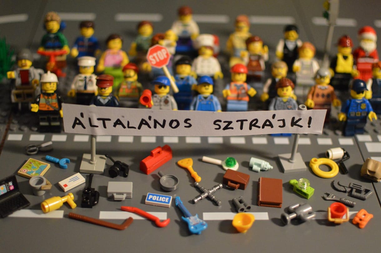 Legókkal tüntetnek a kisgyermekes anyák, akiket otthonukhoz köt a család