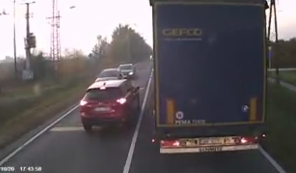 Záróvonalon át, a terelőszigetet megkerülve előzött a türelmetlen autós – de ráfázott – videó