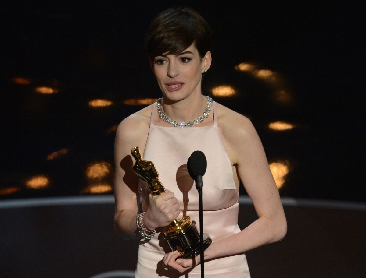 Bocsánatot kért Anne Hathaway, amiért Pradát viselt