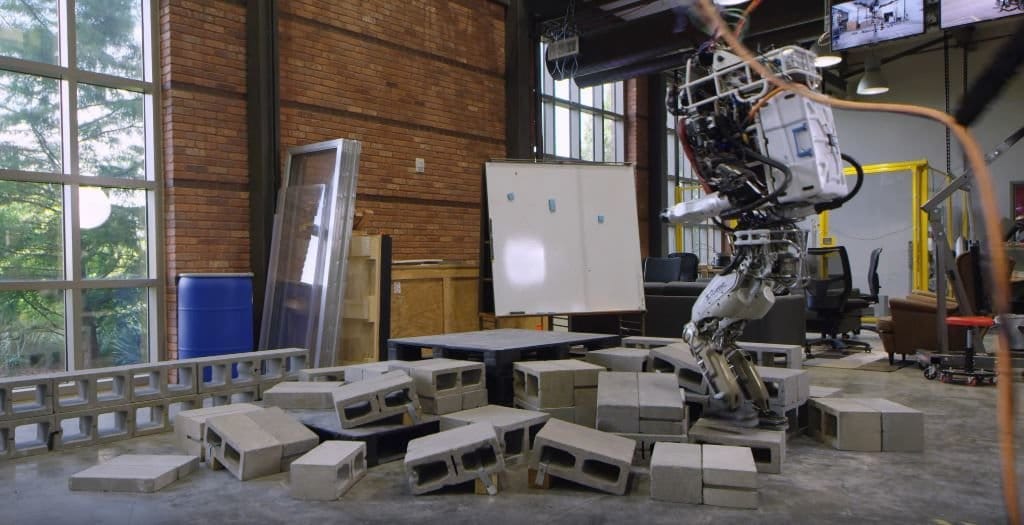 Mint egy ember, úgy veszi az akadályokat az Atlas emberszabású robot – videó