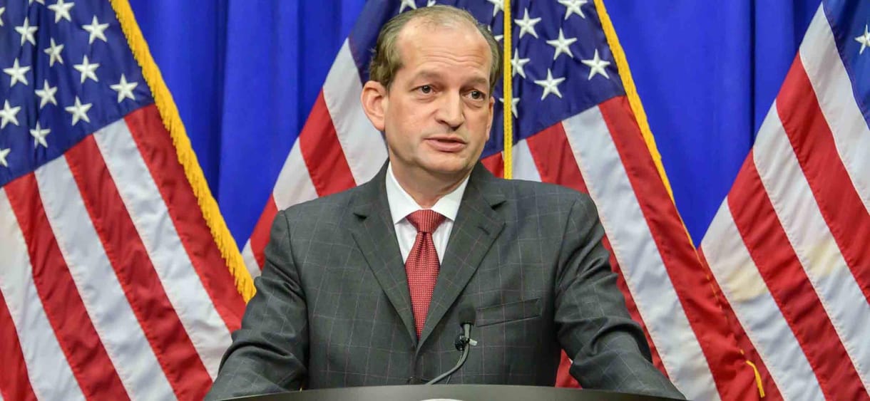 Ügyészként túl enyhe büntetést kért szexuális visszaélésért, lemondott az amerikai miniszter