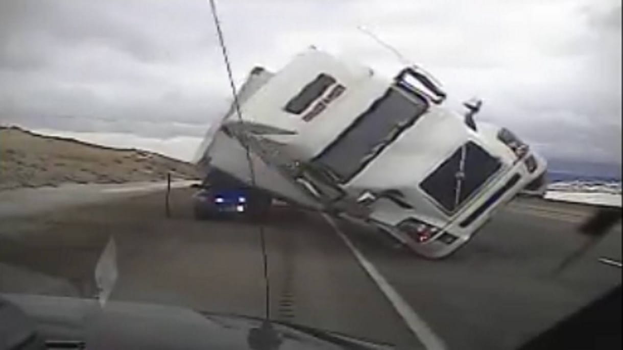 Ez a két rendőr nagyon rosszkor volt nagyon rossz helyen - videó