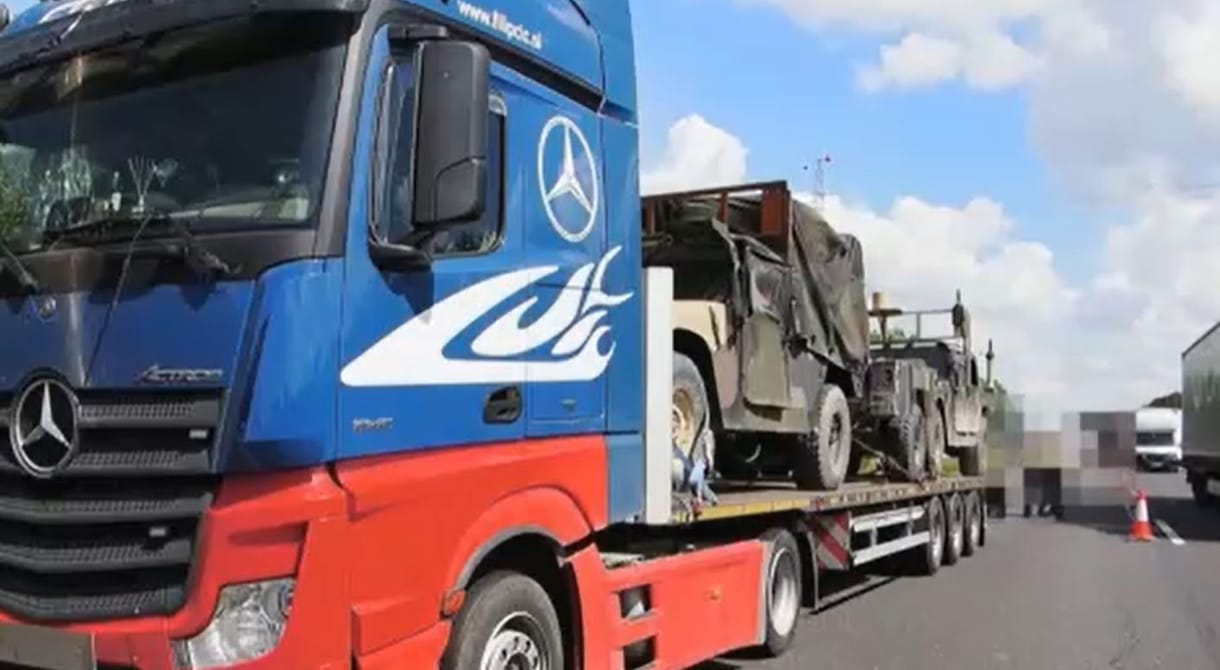 Az autók közé csapódott egy leszakadó magasfeszültségű vezeték az M5-ösön