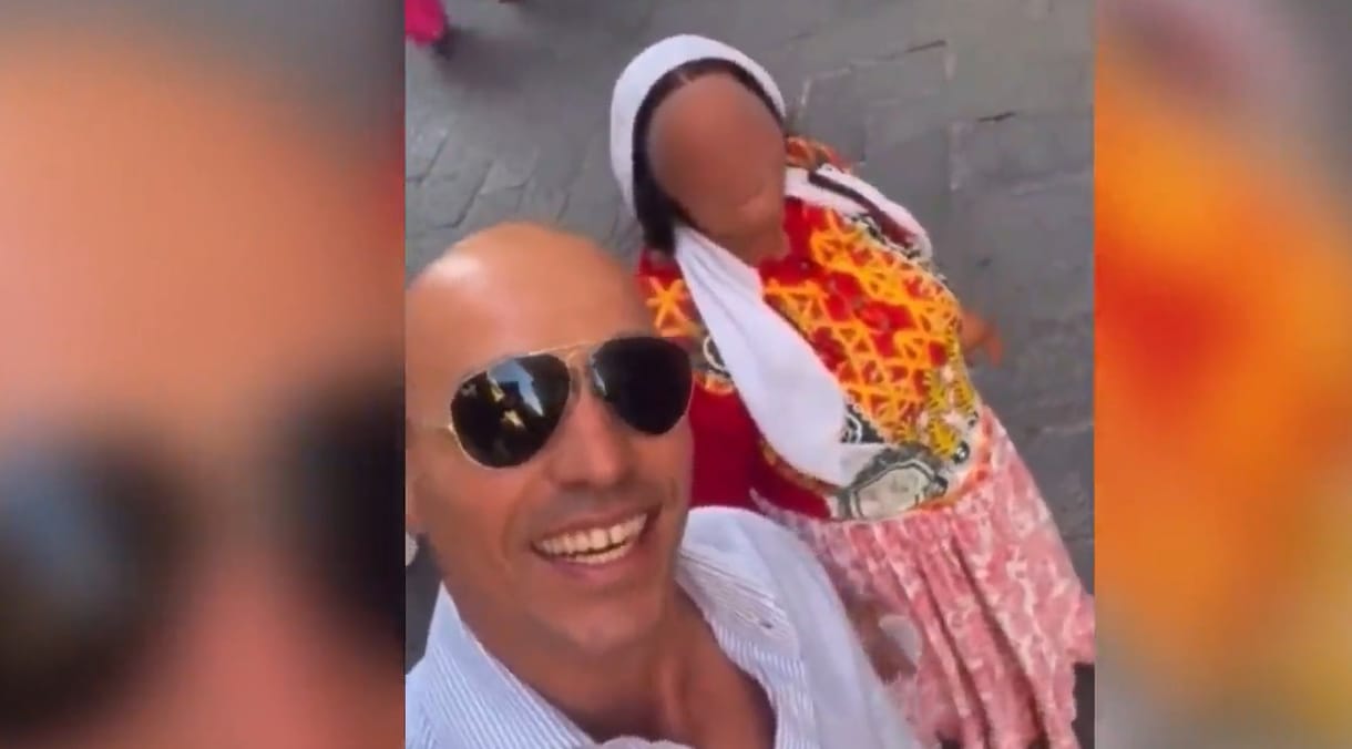 A Liga politikusa egy roma koldussal szelfizett, és közben azt üzente, ha ők nyernek, az ilyenek eltűnnek majd