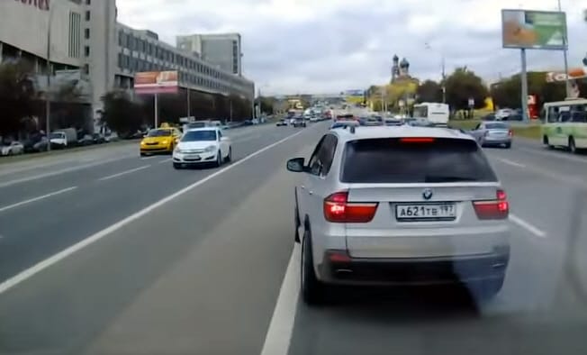 Ki reagál így, ha egy mentő szeretné megelőzni? – Videó