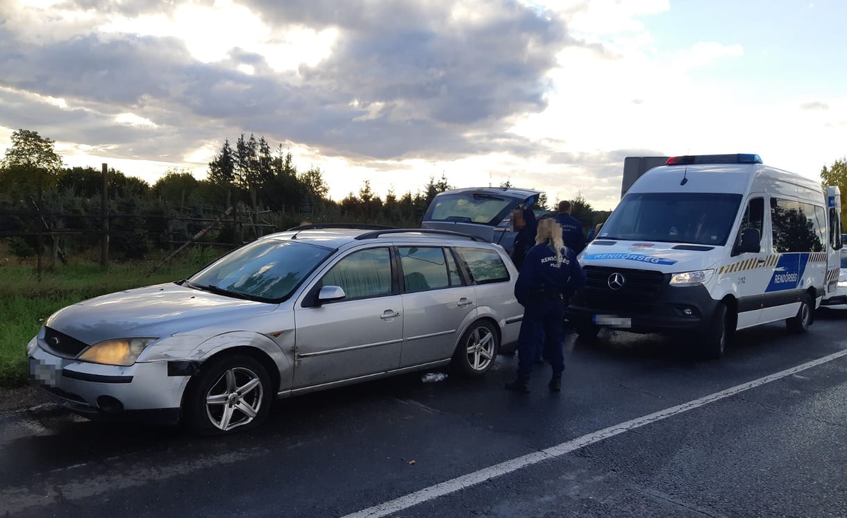 Rendőrautónak ütközött a szerb sofőr, aki 12 külföldit zsúfolt össze az autójában