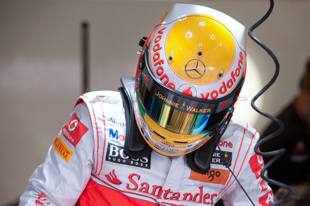 Hamilton szabadedzést nyert, Webber összetörte a Red Bullt