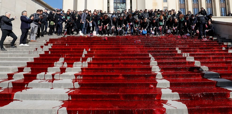 Patakokban folyt a művér a párizsi Trocadéro téren