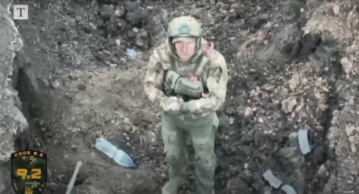 Videó készült arról, amikor egy orosz katona megadta magát egy ukrán drón előtt