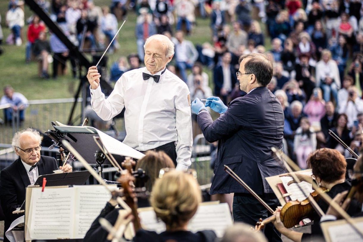Fischer Iván koncert közben kapott védőoltást