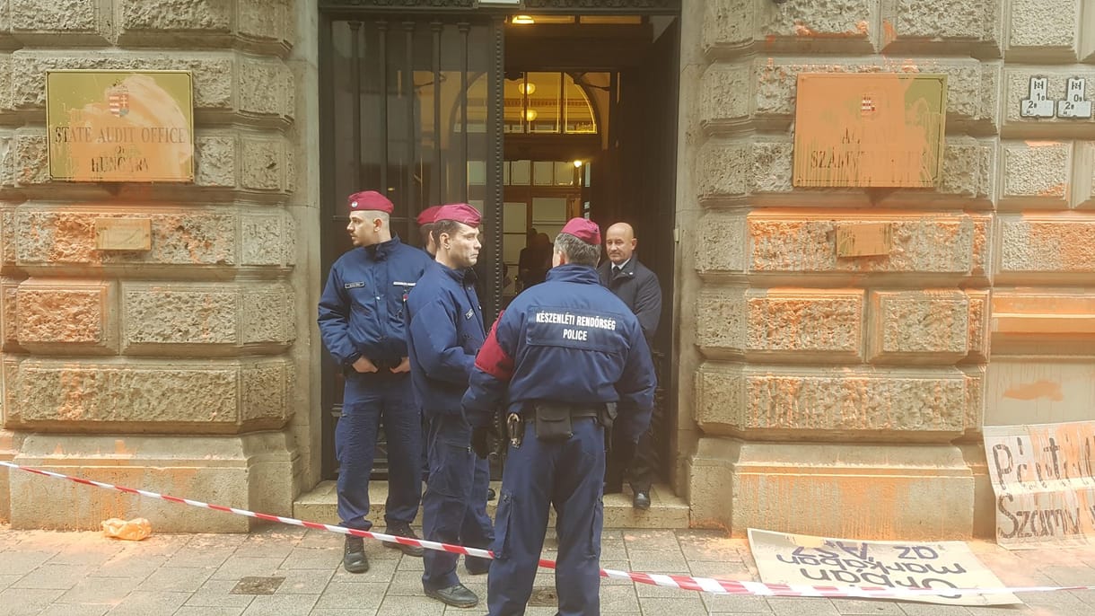 Súlyosbítást szeretne az ügyészség, amiért Gulyás Mártonék összefestették a ÁSZ-t