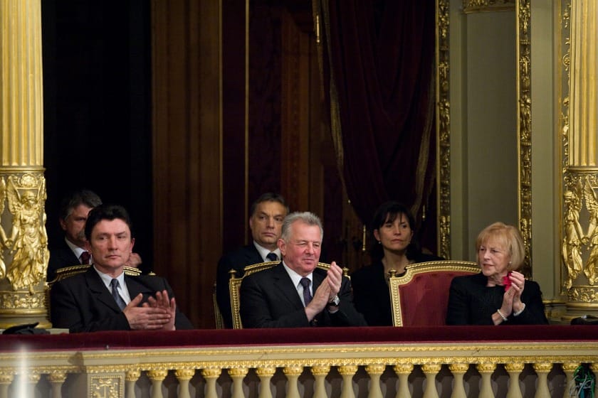 Alaptörvény díszkiadásban: Schmitté az 1-es, Orbáné a 100-as sorszámú