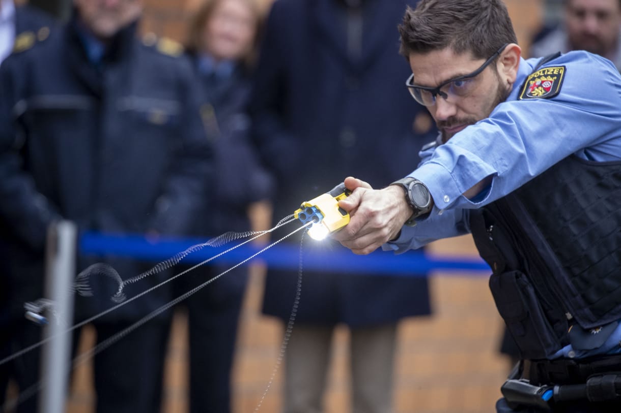 Elektromos sokkoló pisztolyokkal szerelnék fel a német rendőröket