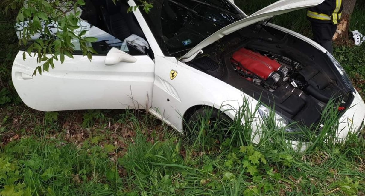 Lesodródott egy Ferrari az M7-esről Siófoknál