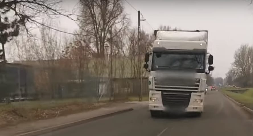 Videó: Személyautóra húzta a kormányt egy kamionos a XVIII. kerületben