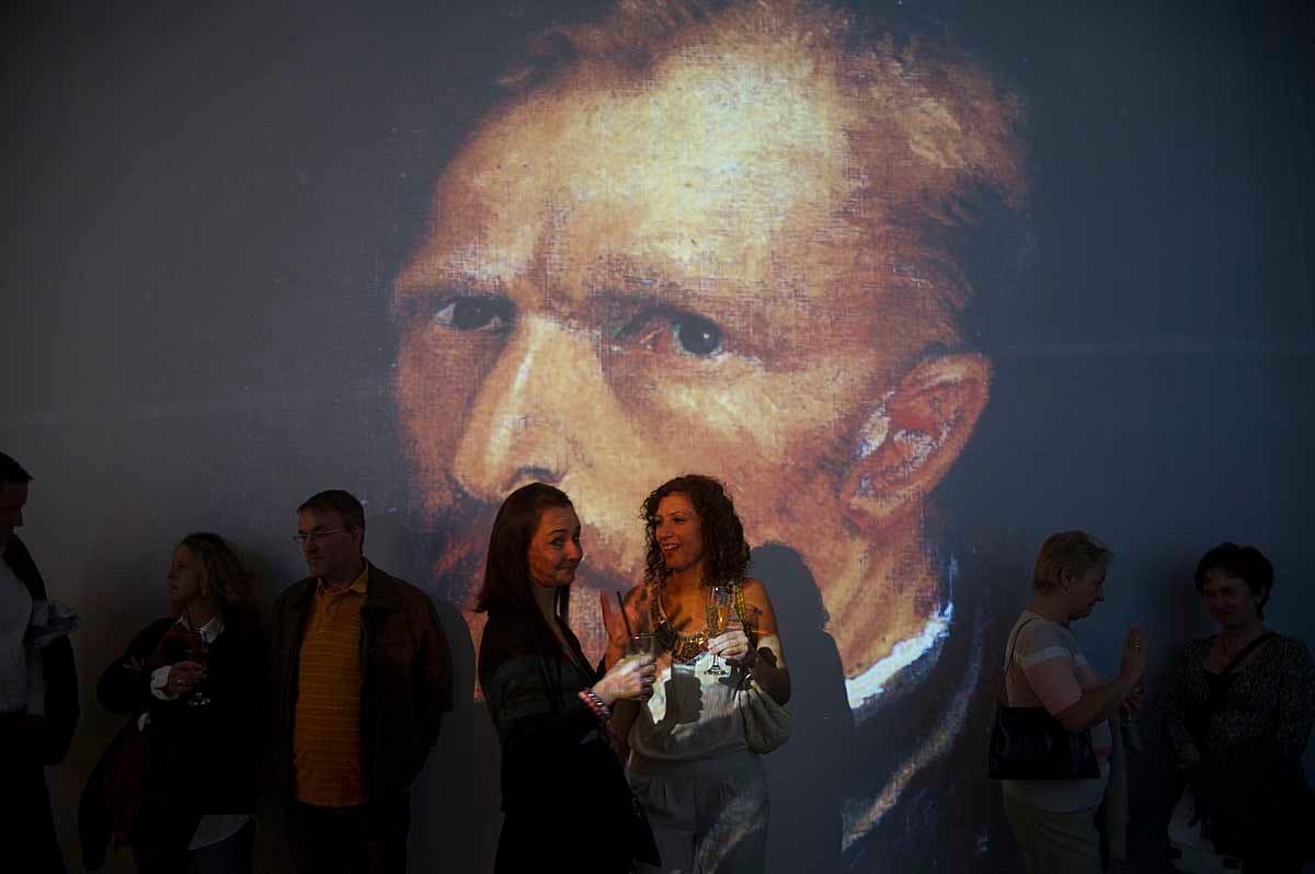 Már várják a pofonokat a Váci utcában – megnéztük a Van Gogh kiállítást