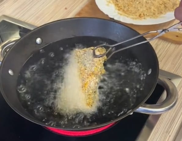 Olajban kisütött egy panírozott telefont a magyar milliárdos, majd feltöltötte TikTokra