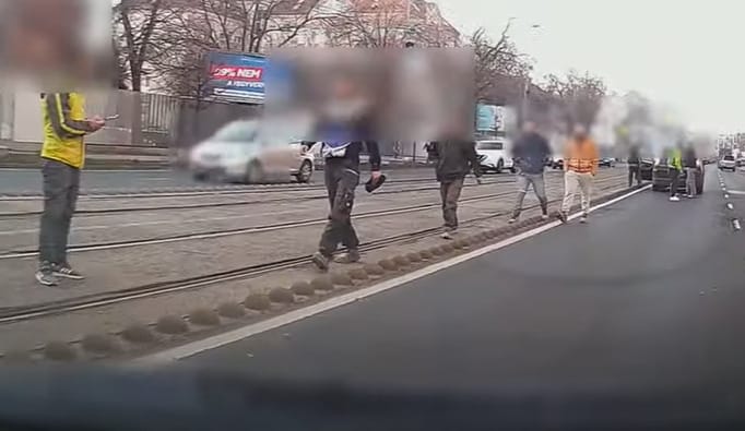 Nem is a koccanás az igazán érdekes, hanem hogy mennyien szállnak ki ebből a kocsiból a Lehel utcában – videó