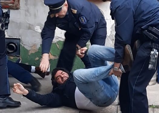 Ellenzéki képviselőt vittek földre a rendőrök egy kilakoltatásnál, ezen ujjonganak a fideszes influenszerek