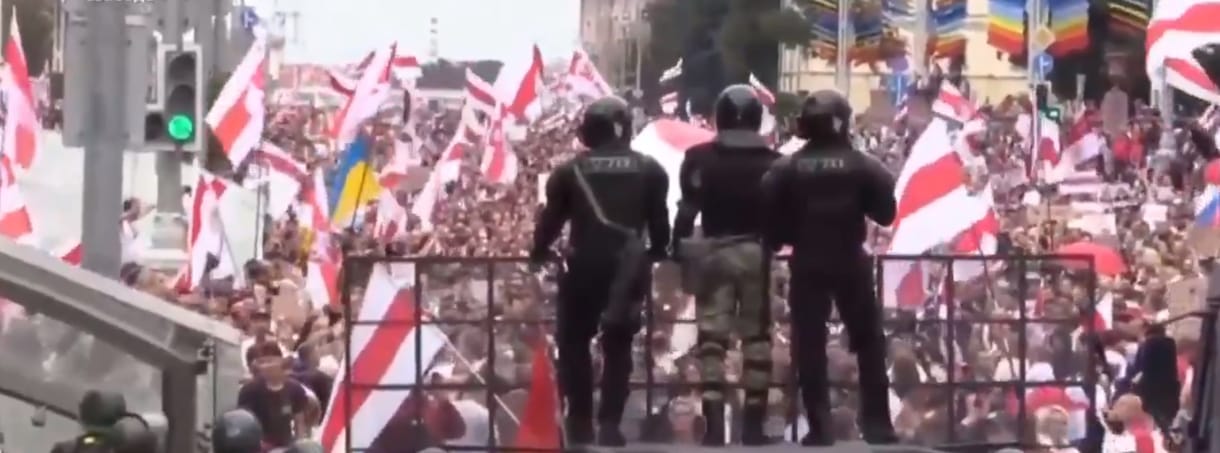 Százával tartóztatták le a tüntetőket Fehéroroszországban