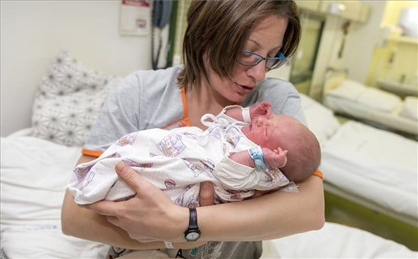 Kisfiú az ország első újszülöttje