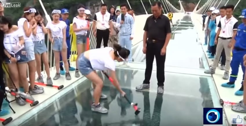 Kalapáccsal tesztelték a félelmetes üveghidat – videó