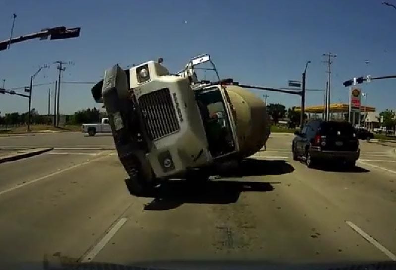 Rémálomba illő baleset, szemből csapódott be a cementszállító – videó