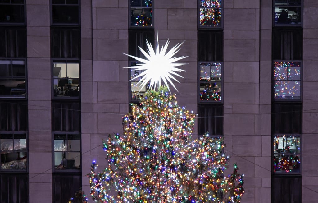 Felkapcsolták a Rockefeller Center karácsonyfájának fényeit – videó